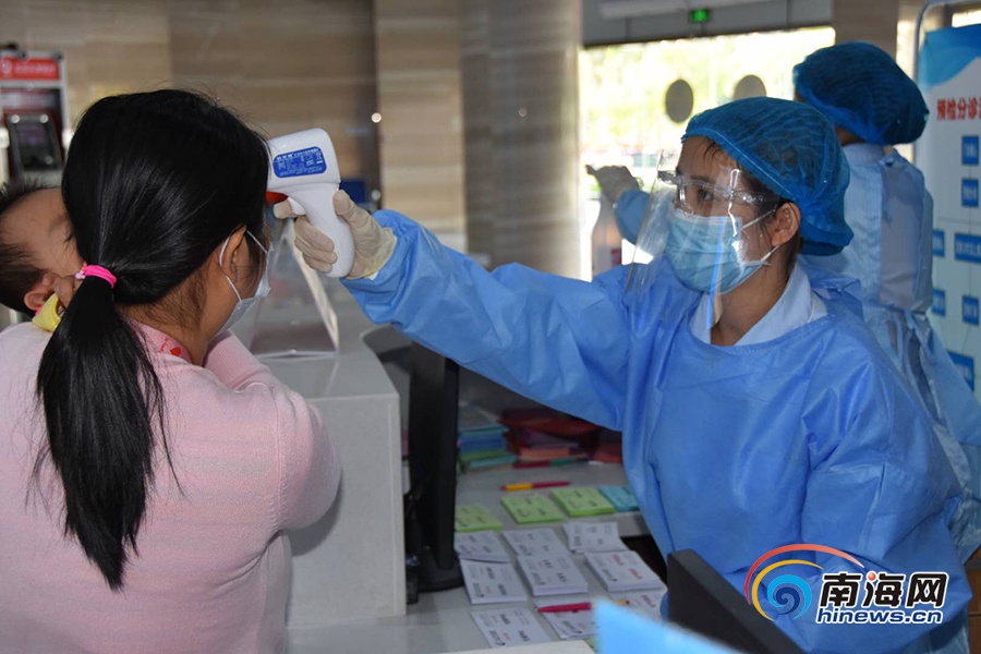 三亚市妇幼保健院发热门诊医护人员在工作中。1.jpg