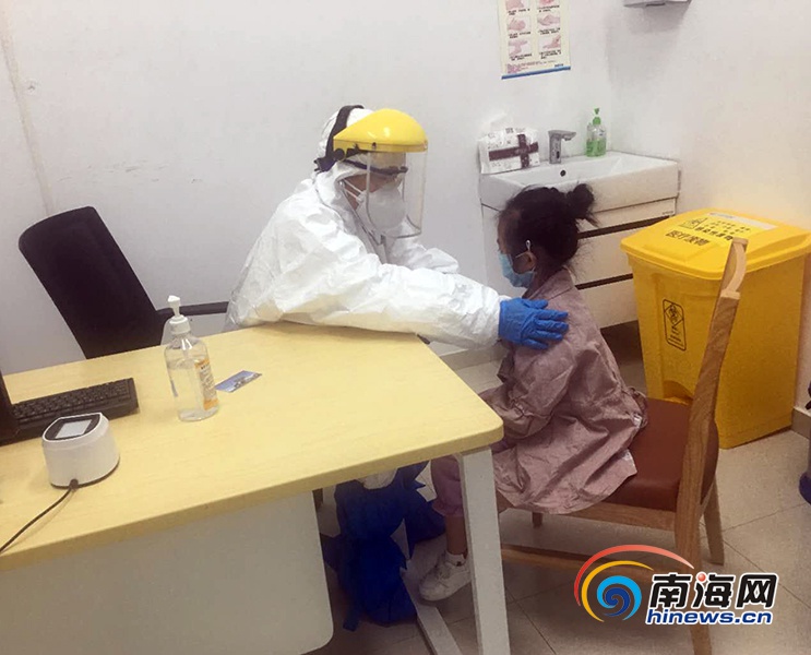 三亚市妇幼保健院发热门诊医护人员在工作中。2.jpg